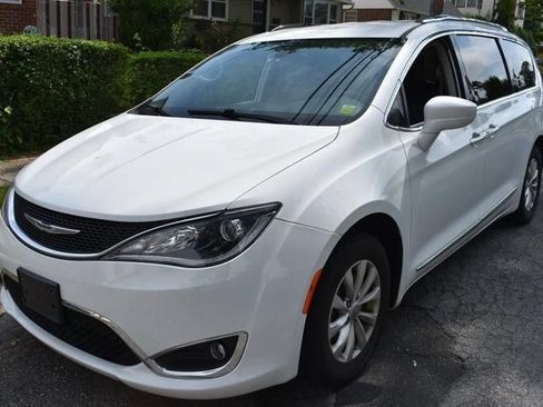 Used 2025 Chrysler Pacifica Select FWD image 2