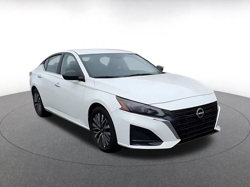 Used 2025 Nissan Altima 2.5 SV FWD image 3
