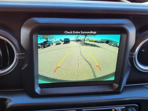 Used 2018 Jeep Wrangler Unlimited Sahara AWD/4WD image 21
