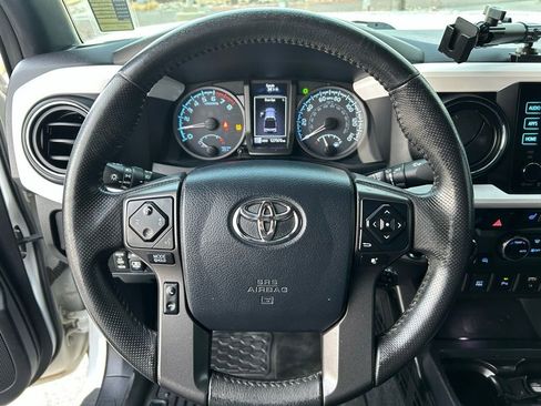 Used 2017 Toyota Tacoma TRD Off-Road image 13