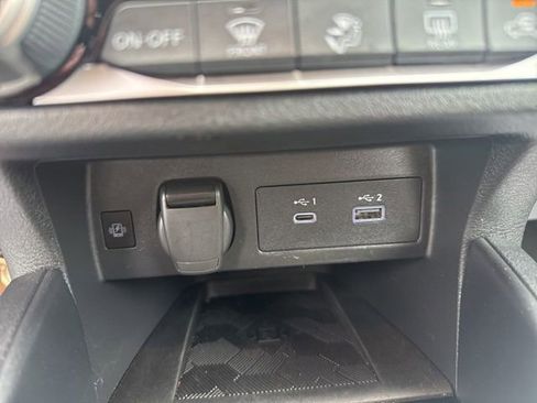 Used 2024 Nissan Versa SR FWD image 17