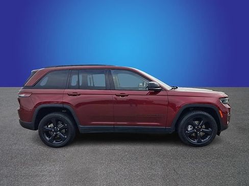 Used 2023 Jeep Grand Cherokee Limited w/ Black Appearance Package AWD/4WD image 4