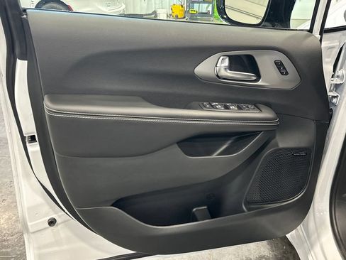 New 2027 Chrysler Pacifica Limited AWD/4WD image 12