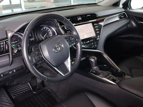 Used 2020 Toyota Camry SE w/ Sunroof Package FWD image 16
