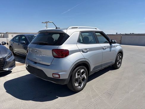 Used 2025 Hyundai Venue SEL FWD image 2