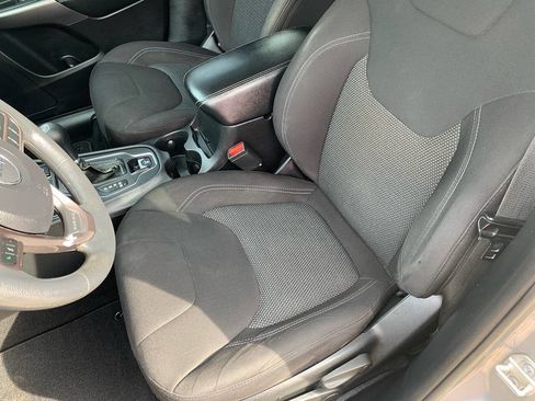 Used 2019 Jeep Cherokee Latitude w/ Popular Appearance Group image 21