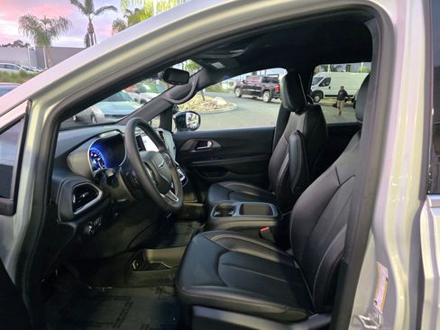 New 2026 Chrysler Pacifica Select image 12