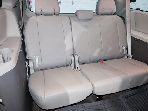 Used 2017 Toyota Sienna XLE image 26