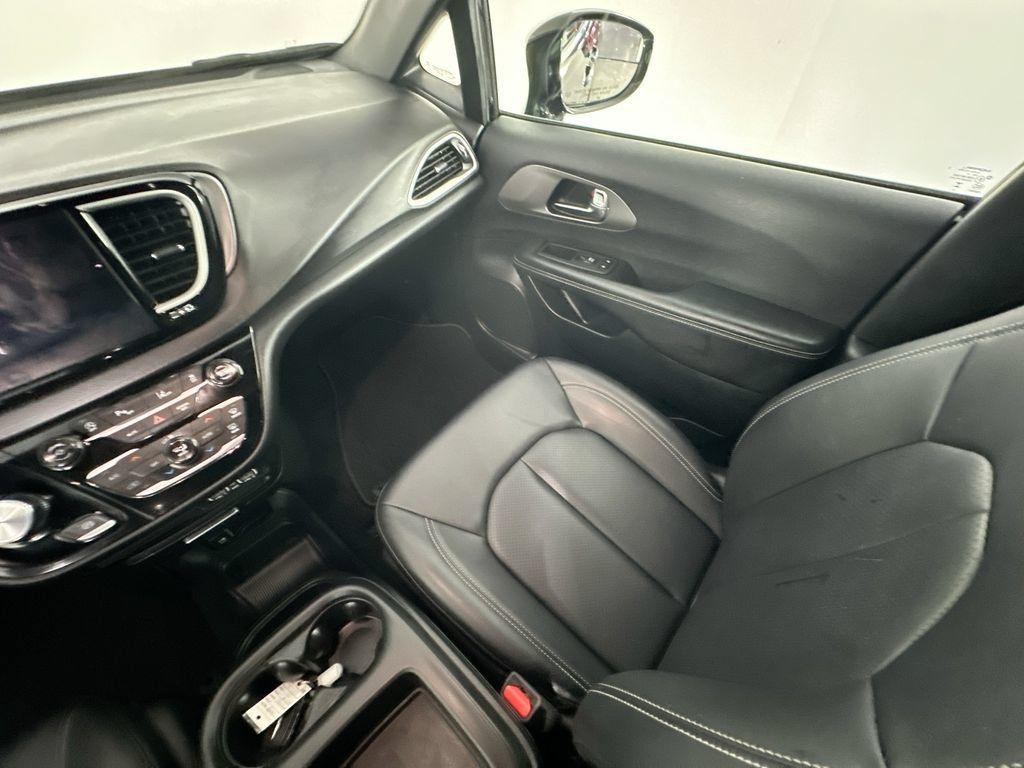 Used 2025 Chrysler Pacifica Select FWD image 11