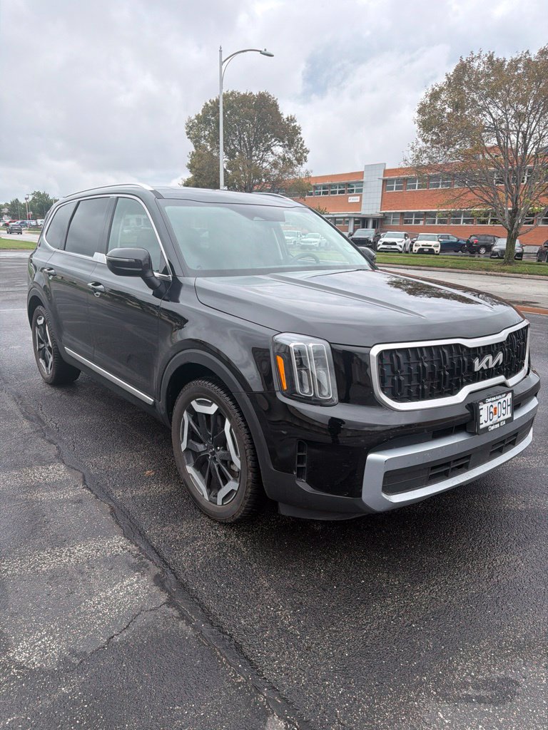 Certified 2024 Kia Telluride EX w/ EX Captain's Chair Package AWD/4WD image 3
