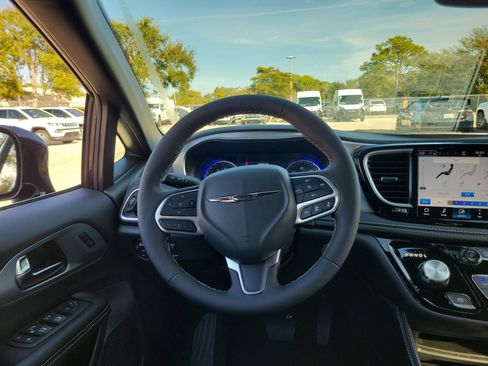 New 2026 Chrysler Pacifica Limited w/ Trailer Tow Group image 7