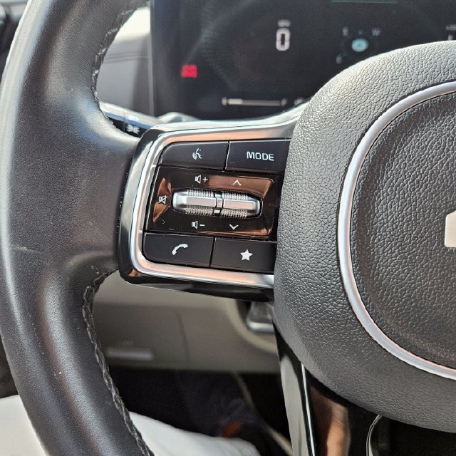 Used 2025 Kia Carnival FWD image 25