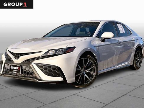 Used 2024 Toyota Camry SE image 1