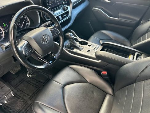 Used 2021 Toyota Highlander XLE FWD image 9