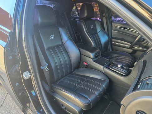 Used 2019 Chrysler 300 S image 35