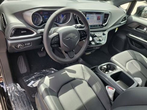 New 2026 Chrysler Pacifica Select image 13