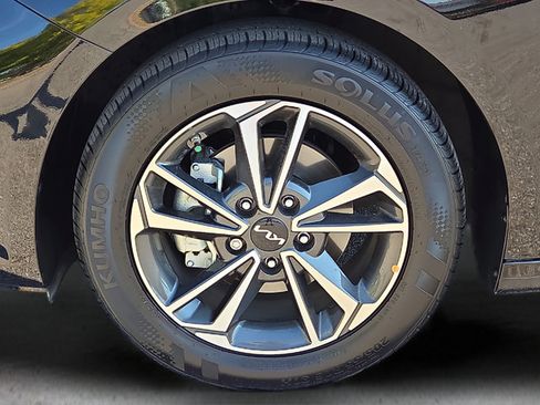 Used 2023 Kia Forte LXS w/ LXS Technology Package FWD image 9