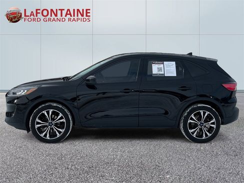 Used 2022 Ford Escape SE w/ SE Sport Appearance Package image 4