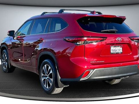 Used 2023 Toyota Highlander XLE image 4