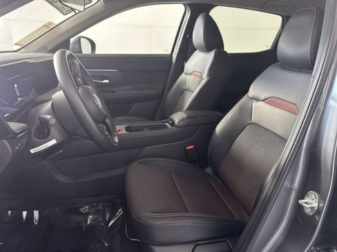 Used 2025 Nissan Kicks SR FWD image 11