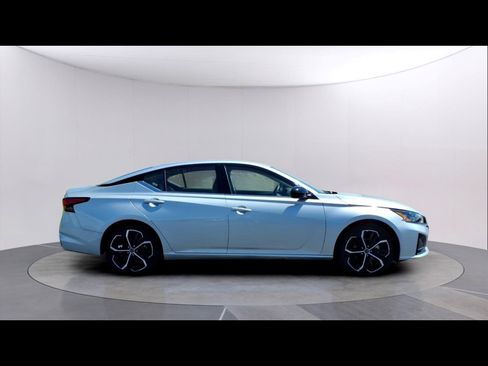 Used 2025 Nissan Altima 2.5 SR FWD image 6