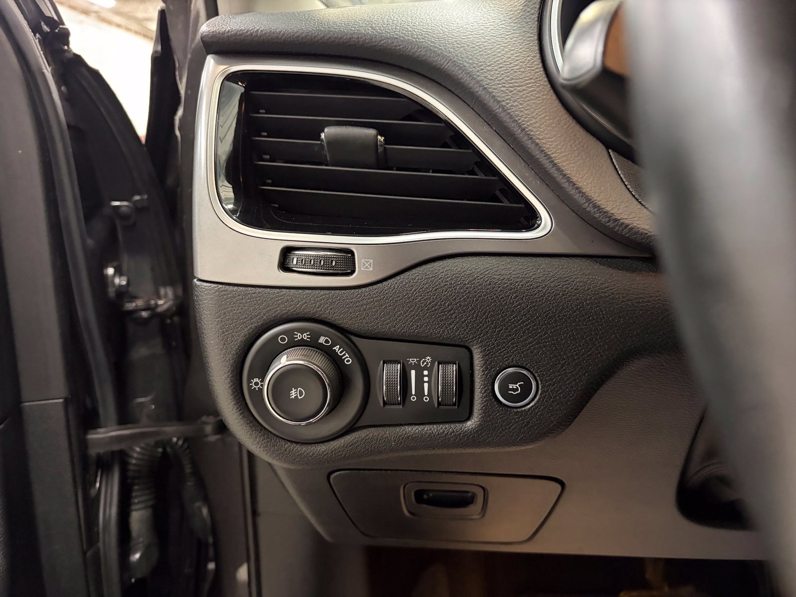 Used 2019 Jeep Cherokee Limited AWD/4WD image 16
