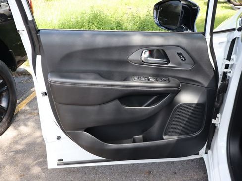 Used 2026 Chrysler Pacifica Select FWD image 8