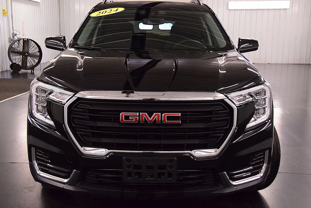 Used 2024 GMC Terrain SLE w/ Driver Convenience Package AWD/4WD image 2