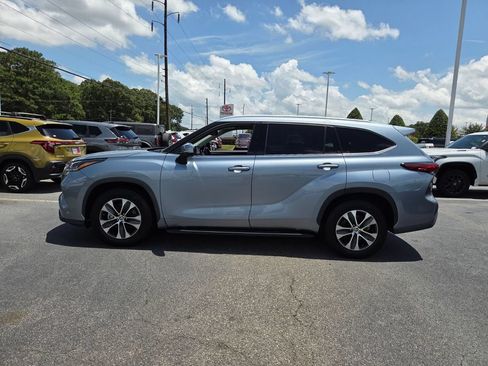 Used 2022 Toyota Highlander XLE FWD image 4