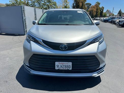Used 2022 Toyota Sienna XLE FWD image 10