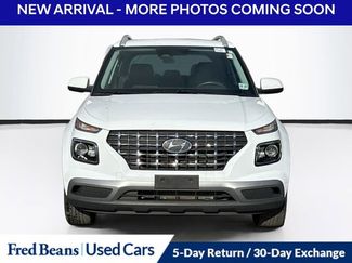 Used 2023 Hyundai Venue SEL video 2