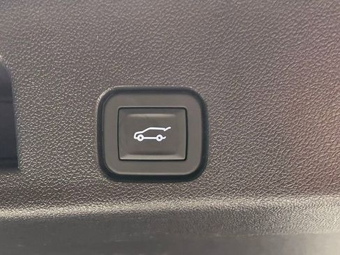 Used 2025 GMC Acadia Elevation image 12