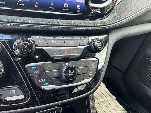 Used 2024 Chrysler Pacifica Limited w/ Uconnect Theater Family Group FWD image 22