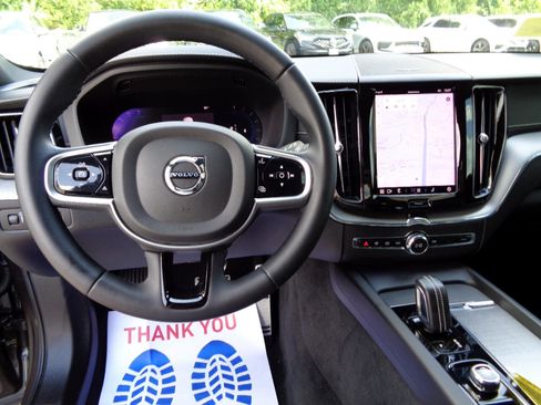 Used 2022 Volvo XC60 B6 R-Design image 11