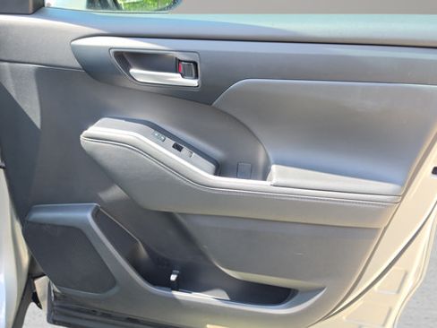 Used 2023 Toyota Highlander XLE AWD/4WD image 38