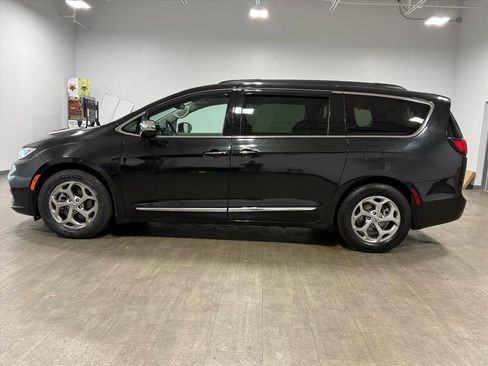 Used 2022 Chrysler Pacifica Limited image 7