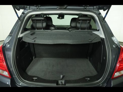 Used 2018 Chevrolet Trax LT w/ LT Convenience Package FWD image 7