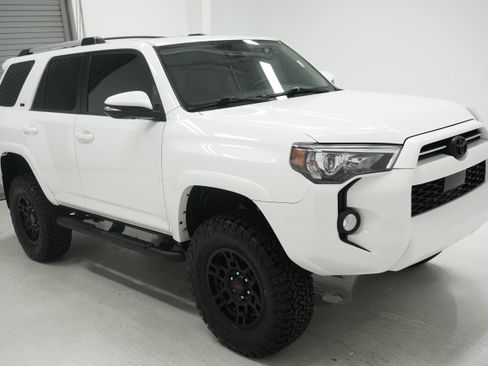 Used 2020 Toyota 4Runner SR5 Premium w/ Moonroof Package RWD image 3
