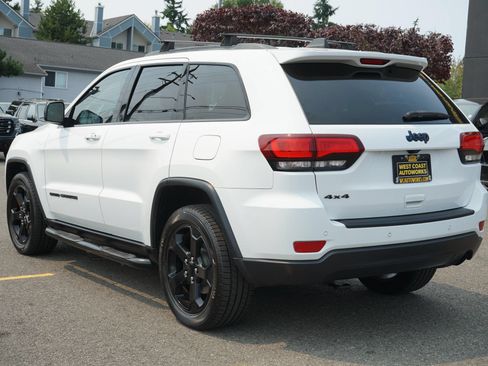 Used 2019 Jeep Grand Cherokee Laredo AWD/4WD image 3