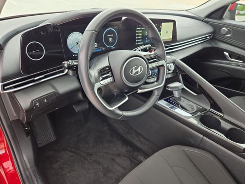 Used 2025 Hyundai Elantra SEL FWD image 13