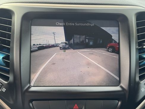 Used 2015 Jeep Cherokee Latitude w/ Cold Weather Group AWD/4WD image 20