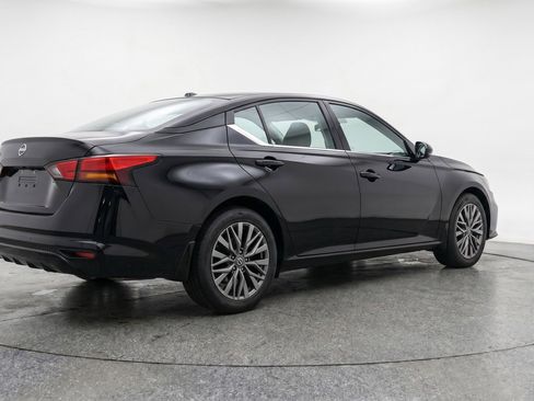 Used 2025 Nissan Altima 2.5 SV FWD image 9