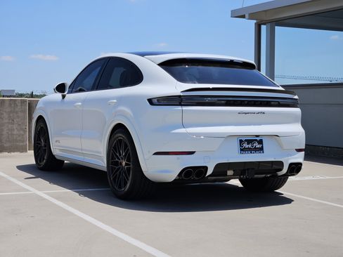 Certified 2025 Porsche Cayenne GTS AWD/4WD image 3