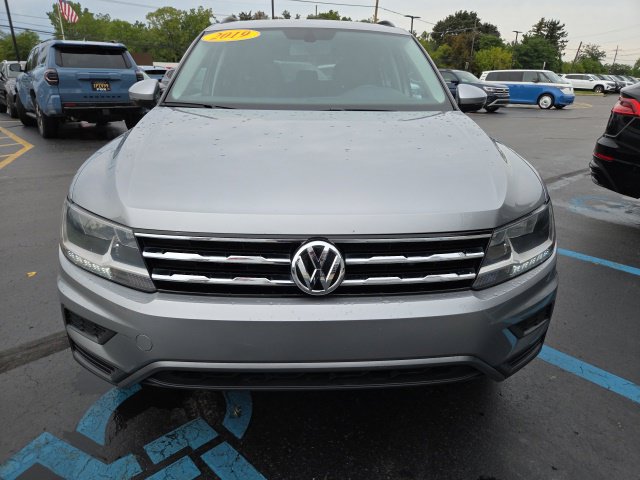 Used 2019 Volkswagen Tiguan SE w/ Panoramic Sunroof Package AWD/4WD image 2