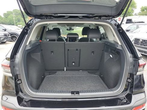 Used 2025 Volkswagen Taos SE w/ Panoramic Sunroof Package FWD image 15