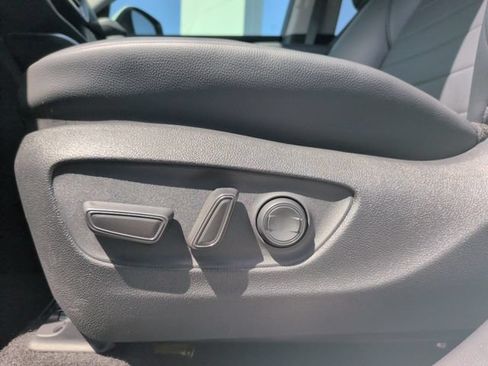 Used 2024 Toyota Highlander XLE AWD/4WD image 14