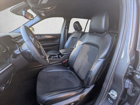 Used 2023 Jeep Grand Cherokee Altitude image 9