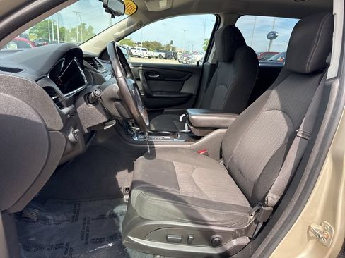 Used 2016 Chevrolet Traverse LT w/ Style and Technology Package FWD image 4