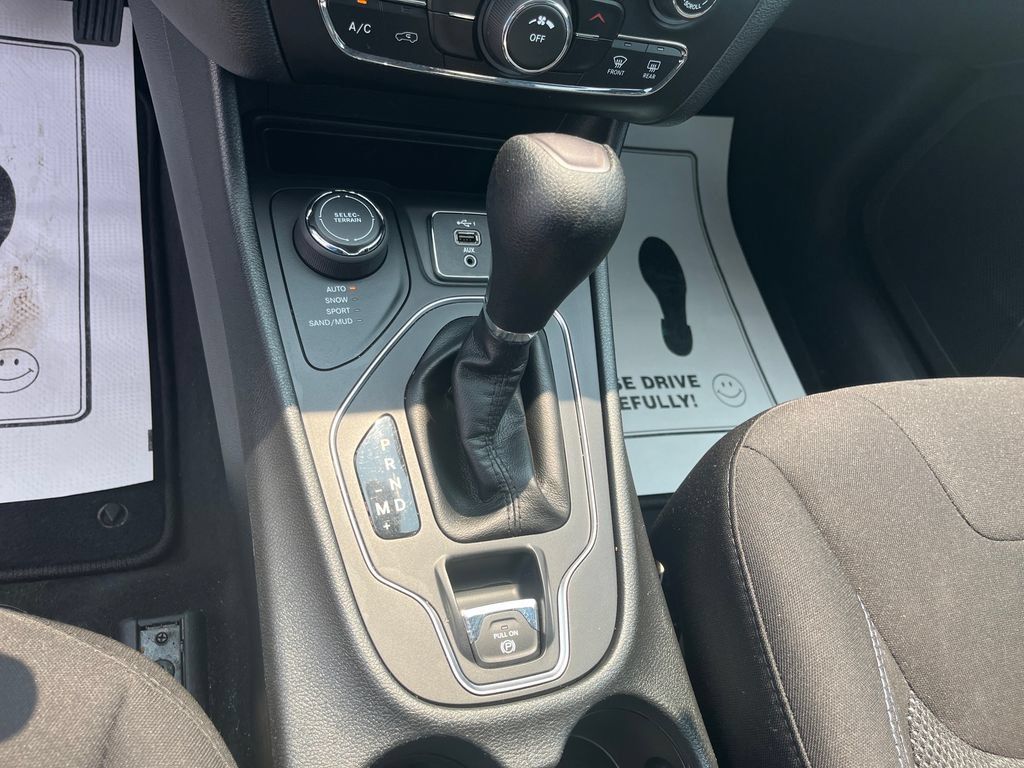 Used 2019 Jeep Cherokee Latitude w/ Popular Appearance Group AWD/4WD image 18