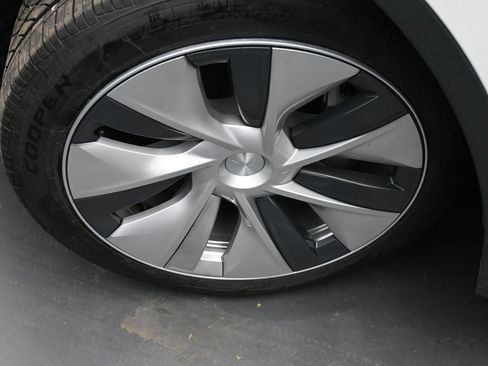 Used 2024 Tesla Model Y Long Range image 18